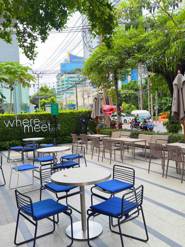 คาเฟ่คุมโทนสีดำด้านในตกแต่งหรูหราธีมเขียว