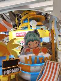 芭達雅｜Central Pattaya POP Mart 泡泡瑪特快閃店一走進就想全包！POP MART Central Pattaya成為收藏控的朝聖地，人手一袋