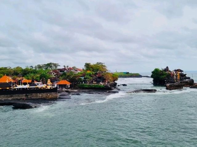 海に浮かぶ神秘の寺院！バリの絶景スポット