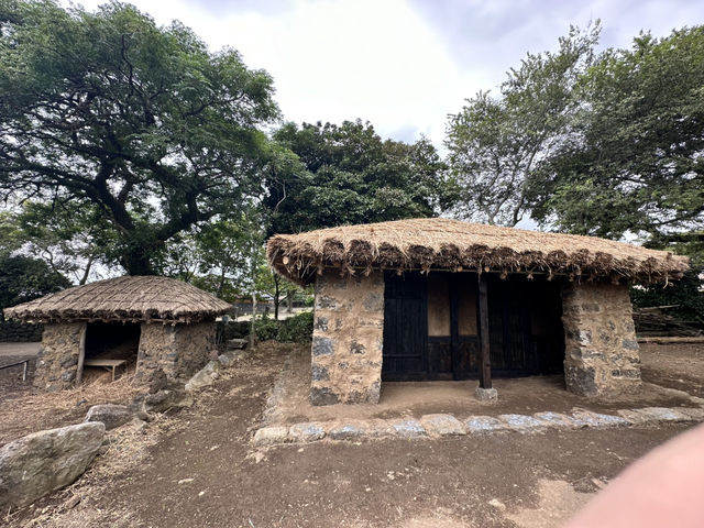 🏡一腳踏進濟州古代生活現場！《城邑民俗村》：這不只是村落，是一座活著的歷史博物館！🌾⛰️