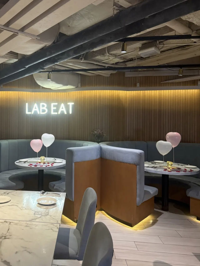 🎈旺角儀式感餐廳｜預約即送生日裝飾＋專屬甜品｜LAB EAT 慶生活動感十足！