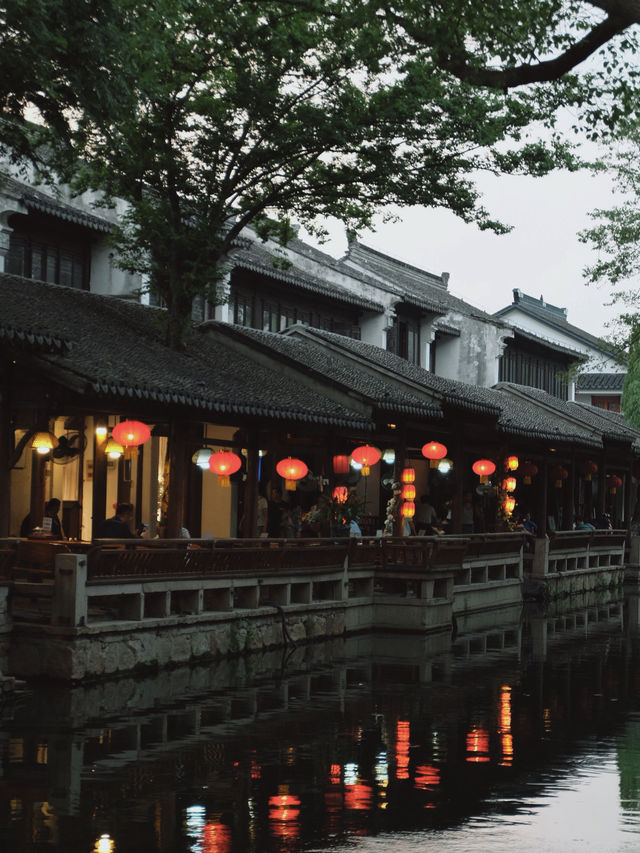 แต่งชุดจีนโบราณเดินเล่นที่เมืองโบราณโจวจวง