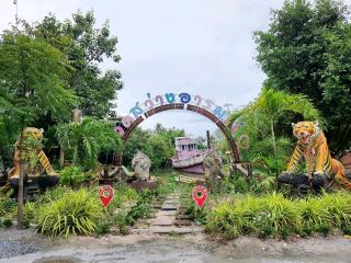 Visit Luang Por Ruay at Wat Sawang Arom