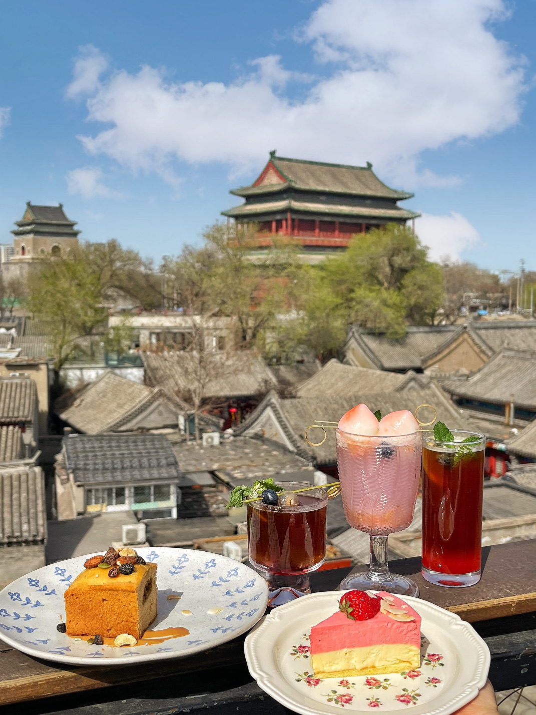 #chinatravel

📍 Lokasi

Wudaoying Hutong adalah gang budaya sepanjang 630 m di dekat Kuil Lama (Yonghegong), yang memadukan pesona halaman tradisional dan nuansa butik modern.

🚇 Dapat diakses melalui Metro Jalur 2 atau 5 ke Yonghegong/Kuil Lama

📌 Cara Menikmati
• Setelah menyusuri gang-gang kecil, mampirlah ke salah satu kafe ini untuk bersantai dan mengamati orang-orang.
• Waktu terbaik: pertengahan pagi atau saat golden hour untuk cahaya yang lembut dan suasana yang lebih tenang.
• Bergabunglah dengan penduduk lokal dan ekspatriat yang menikmati kopi atau teh sambil menikmati kehidupan jalanan di bawah atap gedung Anda.

#chinatravel #travelchina #china #travel #malaysiatochina #myitinerary #familytravel #chinatrip #北京 #beijing #beijingcafe