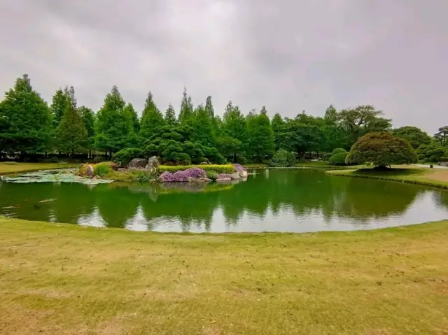 在成美文化園區外的公園綠地,享受愜意時光