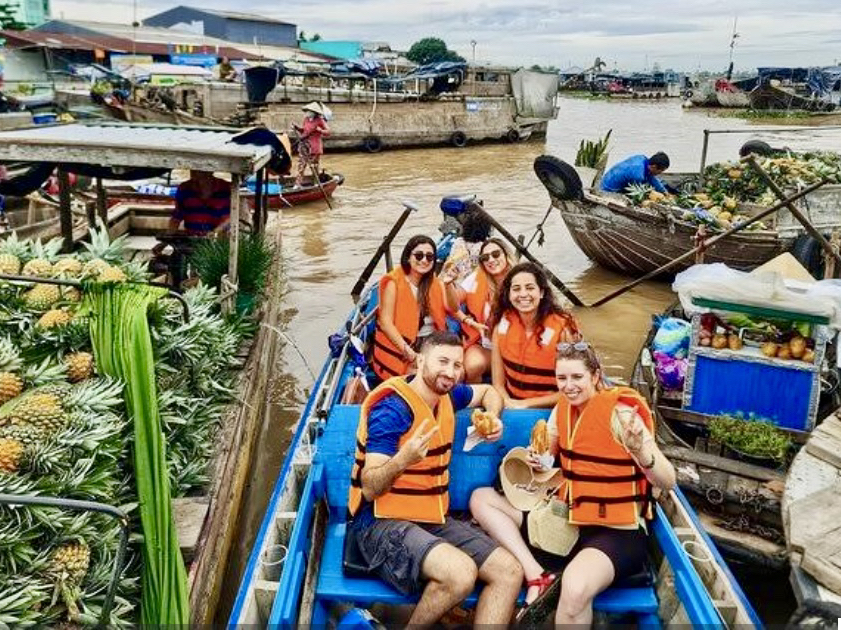 Chợ nổi lớn nhất Việt Nam và là điểm du lịch nổi tiếng.

Đặc điểm của chợ nổi Việt Nam:
· **Giao thương trên sông nước:** Người bán hàng mua bán hàng hóa trên thuyền, tạo nên một hệ thống giao thương độc đáo.
· **Hàng hóa phong phú:** Có rất nhiều loại nông sản, nhu yếu phẩm hàng ngày và thực phẩm; không có hai chợ nào bán cùng một loại hàng hóa.
· **Bắt đầu từ lúc mặt trời mọc:** Nhiều chợ nổi bắt đầu giao dịch nông sản từ lúc bình minh. Là thiên đường cho những người yêu thích ẩm thực đa dạng, những khu chợ này còn hoạt động như những khu phố ẩm thực nổi, cho phép du khách thưởng thức ẩm thực Việt Nam đích thực.
· **Trải nghiệm văn hóa:** Trải nghiệm lối sống địa phương và đắm mình vào nền văn hóa phong phú của vùng sông nước Cửu Long.

Rất đáng để ghé thăm.