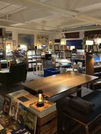 이태원 한가운데 작은 우리만의 비밀공간📚 블루도어 북스