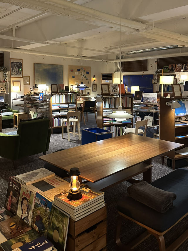 이태원 한가운데 작은 우리만의 비밀공간📚 블루도어 북스 이태원 한가운데 작은 우리만의 비밀공간📚 블루도어 북스