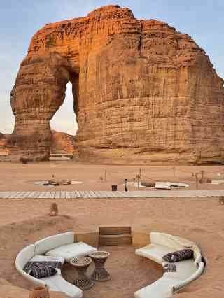 2025年版アルウラ観光ガイド：必見の観光スポット、人気グルメ