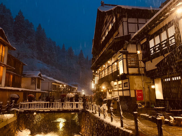 日本玩-「銀山溫泉」一個凝結在日本大正時代及宮崎駿童話裡的雪白世界，此生必訪！