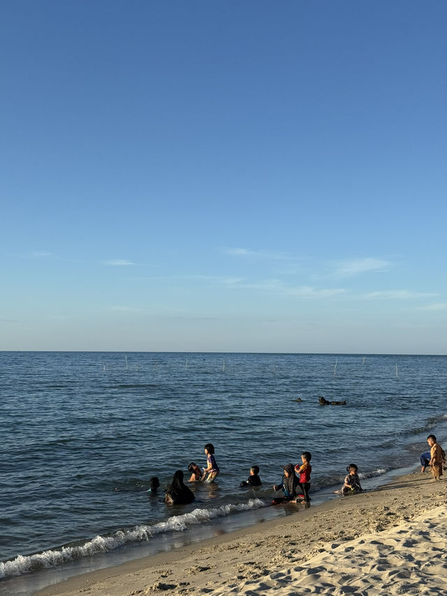 หาดสะกอมริมถนนใหญ่ น้ำสวยใสสะอาด 🌊