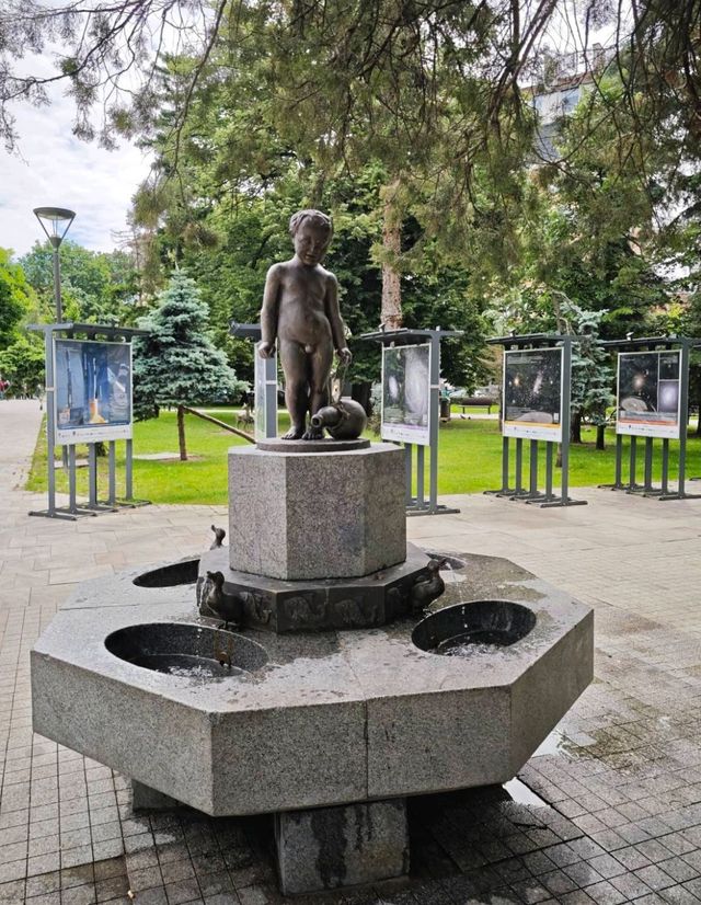 城市靈魂的一角，綠意與藝術共存的街頭花園#水晶花園（Crystal Garden）-Sofia Bulgaria