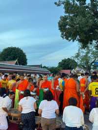 ตักบาตรรับอรุณ ณ วัดพระใหญ่ เมืองสองแคว 🙏