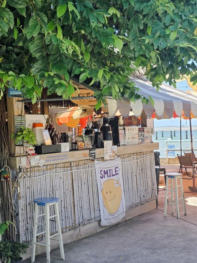 Tiny Island Cafe บางแสน ชลบุรี
