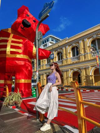 Phuket is known for its dreamy beaches, snorkeling, and resorts, but if you've ever visited Phuket Town, you'll be pleasantly surprised by its vibrant streets, hipster vibe, and diverse shops! This time, I chose to stay in Phuket Town to experience the island's vibrant life: not only are there colorful Baroque and Portuguese-style buildings, but there are also unique cafes and street vendors. Strolling, stopping, snapping photos, and eating is a completely different kind of laid-back beach experience.

Phuket Town Travel Guide: Recommended Attractions
1. Thalang Road
Phuket Town's iconic photo-op street, where each house is painted a different color, hosts a night market on Saturday and Sunday evenings (Phuket Walking Street), featuring local snacks and handmade goods. It's the perfect spot for strolling, eating, and taking photos! 📍Address: Thalang Rd, Tambon Talat Yai, Amphoe Mueang Phuket, Chang Wat Phuket
🕒 Opening Hours: Night Market Saturday and Sunday evenings, approximately 4:00 PM - 10:00 PM

2. Soi Romanee
This highly popular alleyway boasts stunning colors and is lined with a variety of cafes and ice cream shops. Visit around 3:00 PM or 4:00 PM, as the slanting sunlight creates stunning photo opportunities in every corner! Some shops are only open until the evening, so be sure to time your visit accordingly.
📍Address: Soi Romanee, Tambon Talat Yai, Amphoe Mueang Phuket, Chang Wat Phuket
🕒 Opening Hours: Most cafes are open from 11:00 AM to 7:00 PM

3. Limelight Avenue Phuket
If you're tired of shopping, the small shopping mall, Limelight Avenue Phuket, is a great place to relax. It's air-conditioned and offers a wide selection of local specialties, restaurants, and even some cultural and creative gift shops. 📍Address: 2/23 Dibuk Rd, Tambon Talat Yai, Amphoe Mueang Phuket, Chang Wat Phuket
🕒 Opening Hours: 10:00 AM - 9:00 PM

4. Phuket Town Old Street Art Gallery
The entire old town is filled with colorful houses and street graffiti murals. Strolling through the alleys, you'll occasionally encounter street artists performing and painting graffiti, making it a great place to explore and collect "urban Easter eggs."

Tips + Further Reflections
Compared to the bustling beaches, Phuket Town has a much slower pace. You can spend an entire afternoon just sitting in any small shop. The cool mornings are perfect for taking photos. In the evenings and during the night market, the twinkling lights create a truly atmospheric atmosphere. Most shops here accept cash, so it's recommended to have Thai baht ready. Some popular restaurants have queues, so arrive early to secure a table!

Transportation & Nearby Useful Information
- Phuket Airport: Take the airport shuttle bus directly to Phuket Town, which takes about an hour and ends at Phuket Bus Terminal 1.
- Getting around town: Most areas are easily accessible on foot, or by Tuk Tuk or motorcycle taxi, making short trips very convenient.
- Food Recommendations: The night market recommends grilled bananas and Thai milk tea, and the handmade coconut ice cream at Soi Romanee is a must-try! (Approximately 80 THB per scoop, refreshing and smooth.)

Extra Topics for Your Itinerary
#PhuketThings to Do #ThailandHistoryCheck-In #PhuketTownSlowTravel #InternetGirlColorfulStreet #Must-VisitThailand