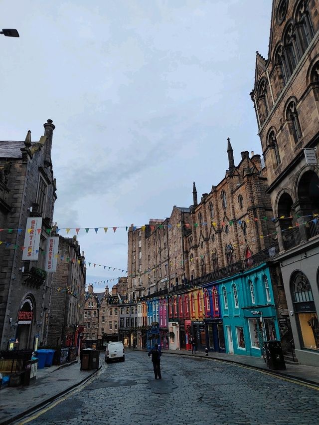 Victoria Street, Edinburgh: A Curved Portal to Whimsy and Wonder Victoria Street, Edinburgh: A Curved Portal to Whimsy and Wonder