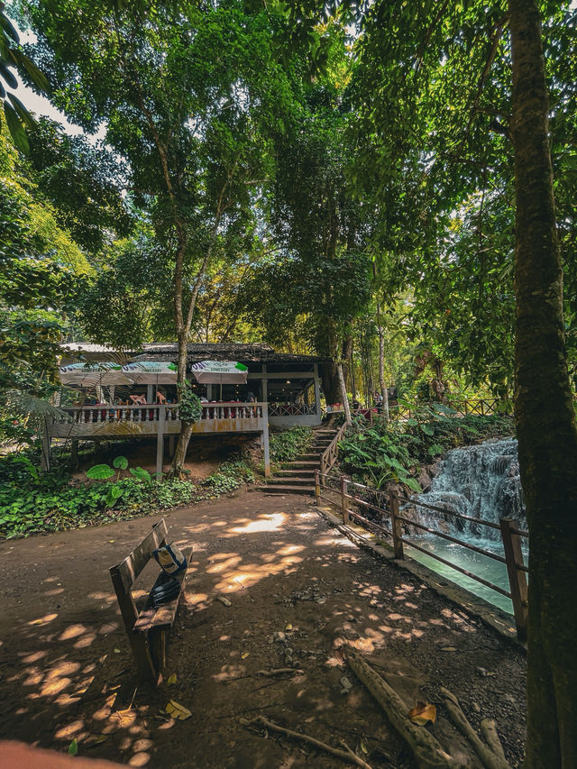 💧 꽝시폭포 — 자연이 직접 빚어낸 푸른 장면 