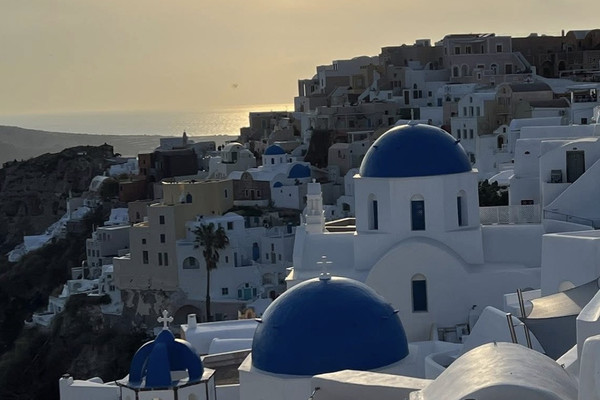 オフシーズンでも輝くギリシャのサントリーニ、静かだからこそ美しかっ