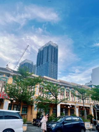 🇲🇾10天西馬自駕遊 4️⃣ 檳城2天2夜懶人攻略 | 10天環遊西馬4️⃣檳城2天2夜懶人路線攻略🚗✨

✨我們10天西馬自駕遊的第五天!

午餐後,我們乘船返回大陸,然後直接開車前往檳城。途中,我們沿著4號公路行駛,穿過馬來西亞鬱鬱蔥蔥的熱帶雨林🇲🇾🌳 沿途的風景也美不勝收! 🏞️

✨到達檳城時,天色已晚。我們前往📍檳城亞依淡(P2-3),這是一個深受當地人喜愛的美食聚集地——價格實惠、味道鮮美,而且遊客少得多!說實話,它和普雷斯格雷夫街和塞西爾街美食廣場一樣棒😋

晚餐後,我們回到了飯店🏩

我們入住的是📍花崗岩豪華飯店(p4),每晚只需250馬幣左右。真是太划算了!

✨第六天-正式開始探索檳城!

✨早餐我們去了📍OO白咖啡☕️(p5),離飯店很近,步行即可到達。食物相當不錯,價格也合理,整體來說值得一試。但一定要早點去——我們離開的時候外面已經排起長隊了!

✨因為我想去另一家飯店,所以我們退房後去了📍鄉村魚頭米粉(p7),之後才去探索週橋和檳城街頭藝術區。

我們的步行路線大致和p8所示的路線一樣。但是檳城真的太熱了🥵,我只走了一小會兒就趕緊鑽回車裡了😂 我們基本上都是在車裡“遊覽”像濱海藝術中心這樣的地方(第8-11頁)。

不過我得說——檳城的建築真的太上鏡了!隨便在哪裡拍都好看! 📸✨

✨終於到了我來檳城的主要目的之一——吃榴槤! 🤤

我們開車去了📍浮羅山背吃榴槤(第12頁)。我正好趕上榴蓮季,所以價格非常划算!

如果你在榴槤季來檳城,一定要去吃! 💯 但如果你沒租車,我建議就在喬治市附近吃榴槤。搭計程車去浮羅山背的車費可能比榴槤本身還貴😂 而且你可能很難再打到車回來!

✨當然,晚餐一定要去著名的📍普雷斯格雷夫街小販中心(頁13-14)! 🍜

雲吞麵和888福建麵是這裡必嚐的兩道菜!

10天環遊西馬4️⃣檳城2天2夜懶人路線路線
✨10天環遊西馬來到day5:我們午餐過後就搭船出島啦,之後直奔檳城,途中經過四號公路,穿越了🇲🇾原始森林,沿途風景也好看~🏞️
✨到檳城已經是晚上了,我們去了當地人比較多的檳城亞依淡(p2-3),便宜好吃的遊客少!完全不輸三條路、七條路!
解決了晚餐就回🏩啦。我們住的是Granite Luxury Hotel (p4)RM250一晚也是絕對
✨第二天開始正式行程:
✨早餐選了噢噢白咖啡☕️(p5),在🏩就可以步行過去了哦,不算踩雷,東西也不貴,味道也算🉑,不過建議早點去,我們走時外面排長龍了
✨因為我想多試試一家🏩,檢查一下出去之後我們吃了鄉下魚頭米粉(p7),然後在姓周橋-形像一代街逛,路線大概如p8,太因為熱了,我逛了一下就躲上車了,舊關仔角這些我們是在車上逛完的(p8-11)但是不得不說,檳城的建築風格都必須拍出!
✨接著往檳城主要目標出發,到浮羅山背吃榴槤(p12)!我去的時候剛好是榴槤季節,所以很便宜!榴槤季節來檳城真的不嫌衝榴槤!如果沒有貨運建議在喬治市吃就行,不然打搶上山比買個榴蓮還貴,而且還有可能打不到會下山!
✨晚餐當然是bi打卡的三條路巴剎了! (p13-14)雲吞面,888福建麵都是bi吃的🍜

#solotravel #unforgettableexperiencesnces #backpacking2026 #localsouvenir # Couplegoalstravel #旅行討論 #家庭旅行 #我的行程 #旅行 #旅程 #當地美食