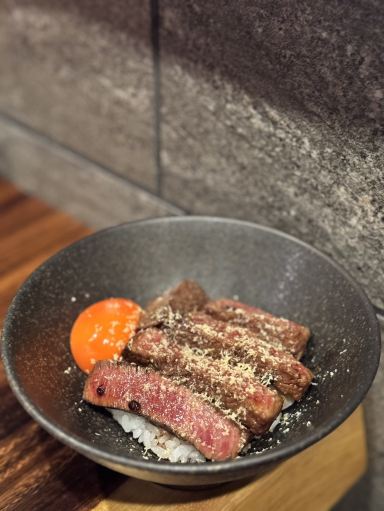 囲炉裏という最も伝統的なスタイルを初めて体験。レストランは日本の
