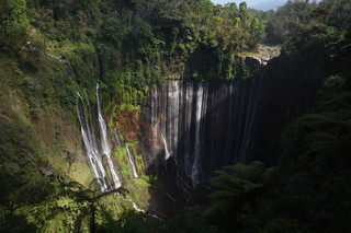 インドネシア・ジャワ島の絶景、トゥンパック・セウの滝。