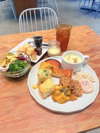 裝修型格得嚟空間感十足，公園隔離嘅 Diner 真係好舒服。