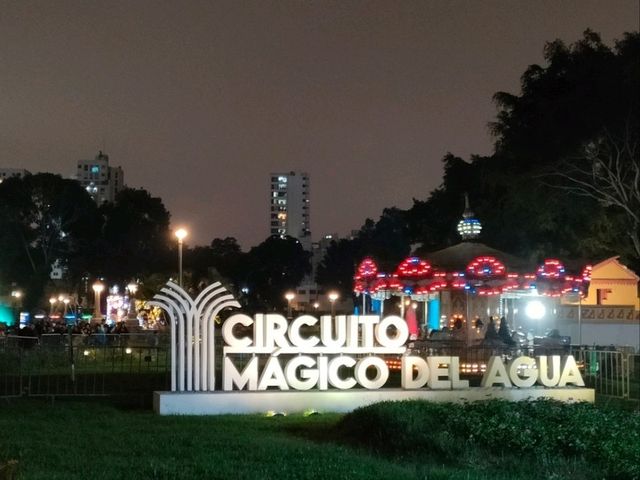  Beautiful park woven with water and light 