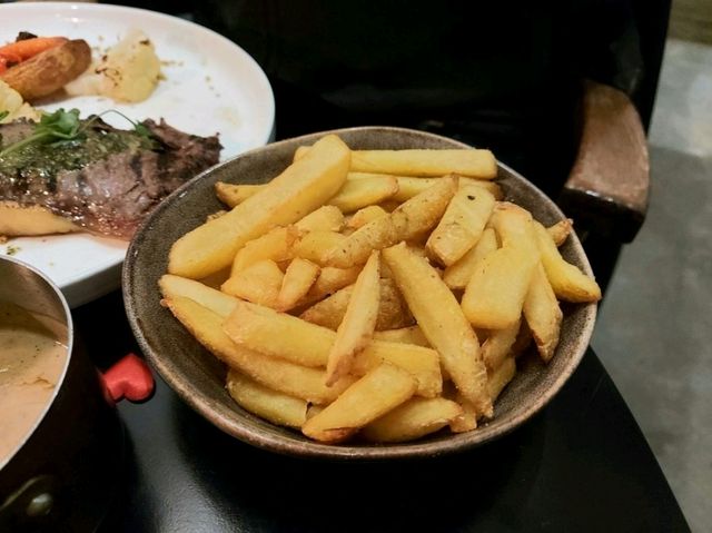 ร้านอาหารสุดเก๋ชิคที่โดดเด่นทั้งสเต็กและพิซซ่า