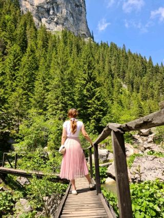 💧 Scropoasa Lake – A Hidden Emerald in the Romanian Mountains