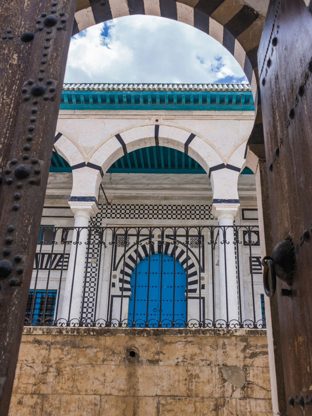 고요한 기도의 울림, 자이투나의 낮은 햇살 🇹🇳