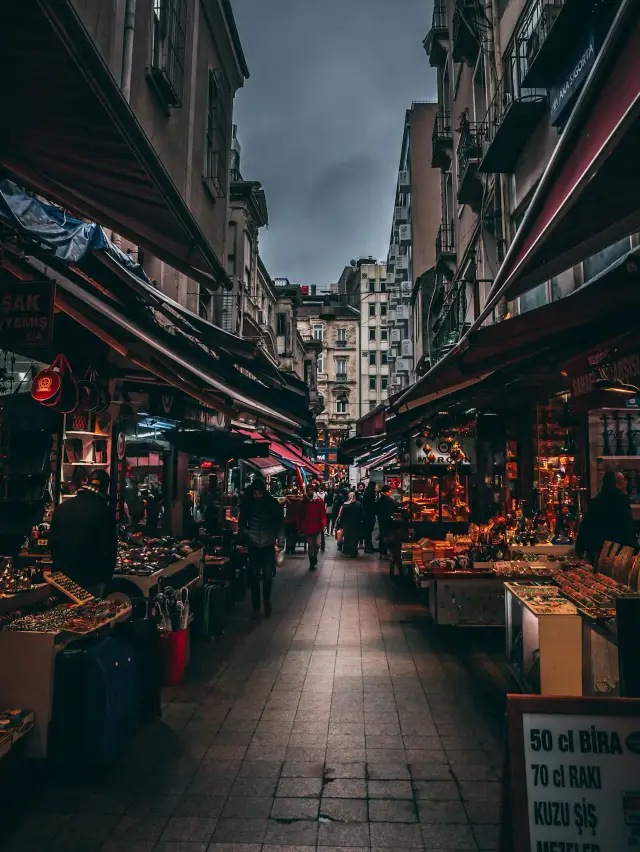 A Night in Istanbul’s Spice Market 🌶️🕌