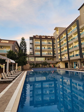 ⚠️ ВАЖНО перед бронированием Art Poseidon Hotel! О чем молчат туроператоры и отель?
Друзья, если планируете отдых в Art Poseidon Hotel, обязательно дочитайте этот пост до конца, чтобы не испортить себе отпуск!
❌ Почему НЕ стоит брать категории «Эконом» (Economy Room):
Нет окон. Вы оказываетесь в замкнутом пространстве без естественного света и свежего воздуха.
Нет шкафов. Вещи просто некуда разложить — всё так и придется держать в чемоданах.
Информацию об этих нюансах туристам до покупки часто просто не раскрывают или подают максимально размыто.
💡 С чем сталкиваются гости на месте:
При заезде в такой «эконом» вы понимаете, что жить там комфортно невозможно. На ресепшен это прекрасно знают и тут же предлагают решить проблему — естественно, за солидную доплату прямо на месте, чтобы переселить вас в человеческие условия.
✅ Наш совет:
Если выбираете этот отель, бронируйте сразу только категории «Стандарт» (Standard Room) или выше! Так вы сэкономите деньги, нервы и время, а главное — сразу получите нормальный номер с окнами, мебелью и полноценным уютом.