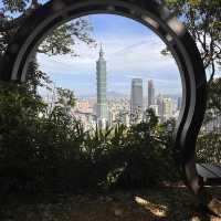 Stunning views of Taipei, elephant mountain. 