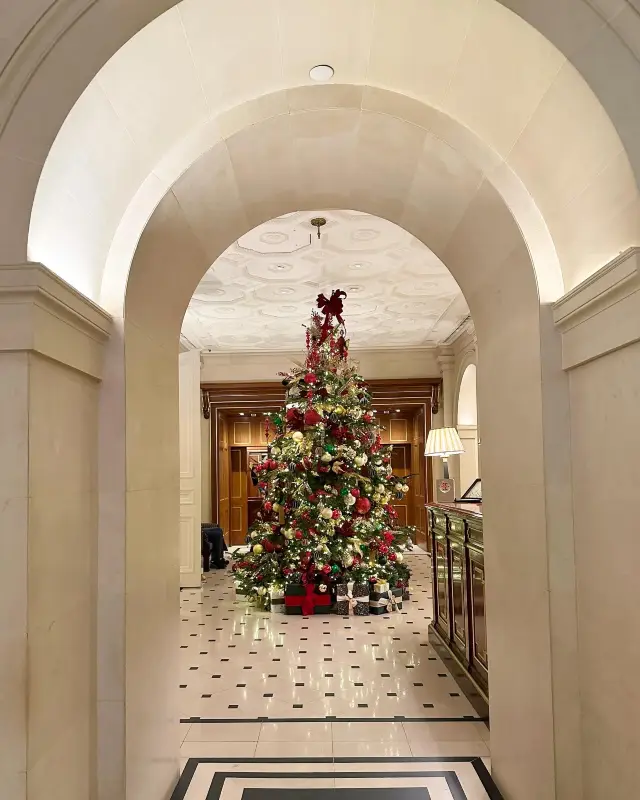 런던 랜스버러 호텔: 크리스마스 장식, 골동품급의 로맨틱