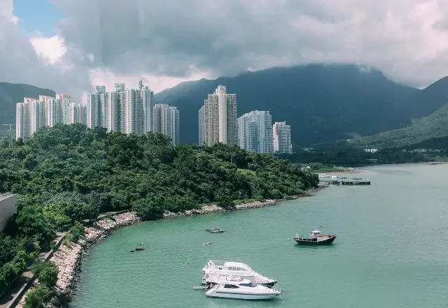 เกาะเหล่านี้ของฮ่องกง, ลากับวิธีการแบบดั้งเดิมที่ต้องลงรถที่ Tung Chung แล้วเปลี่ยนรถบัส, เราได้ทำตามวิธีการ 'Ngong Ping 360 Cable Car' + รถบัส (ทางทะเลและทางบก) ในที่สุดเราได้ถึง Tai O