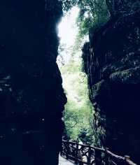 百崖大峡谷，位於廣西來賓市武宣縣東鄉鎮境內，距武宣縣城38公里，是廣西區級風景名勝區，有“廣西九寨溝”之稱