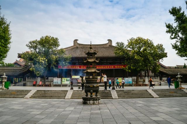 法門寺，又稱法雲寺，位於陝西省寶雞市扶風縣法門鎮，有“關中塔廟始祖之稱”