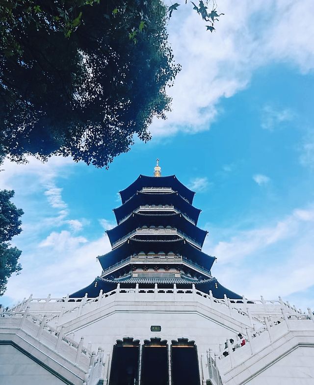 一塔一寺一湖水，雷峰塔前辭故人