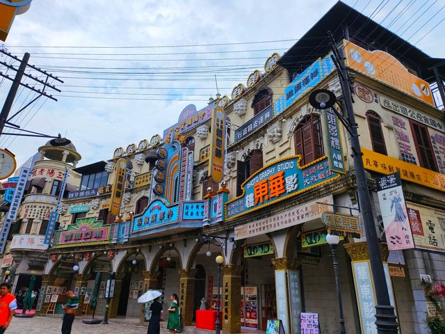 廣州香港街是橫店影視城眾多景點之一，也是比較老牌的景區，相較之下略略顯舊，但老街似乎就應該這樣才有韻