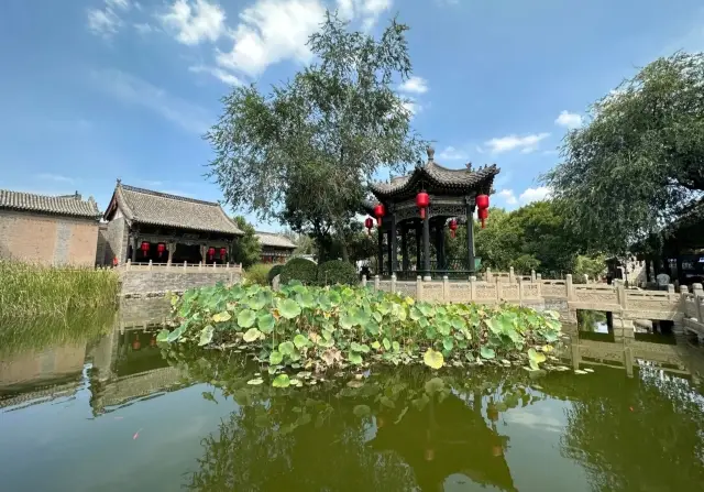 In addition to architecture, the Qiao Family Courtyard also boasts exquisite cultural relics and treasures