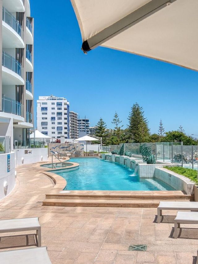 🌟 Mooloolaba Magic: Top Stays Down Under! 🏖️