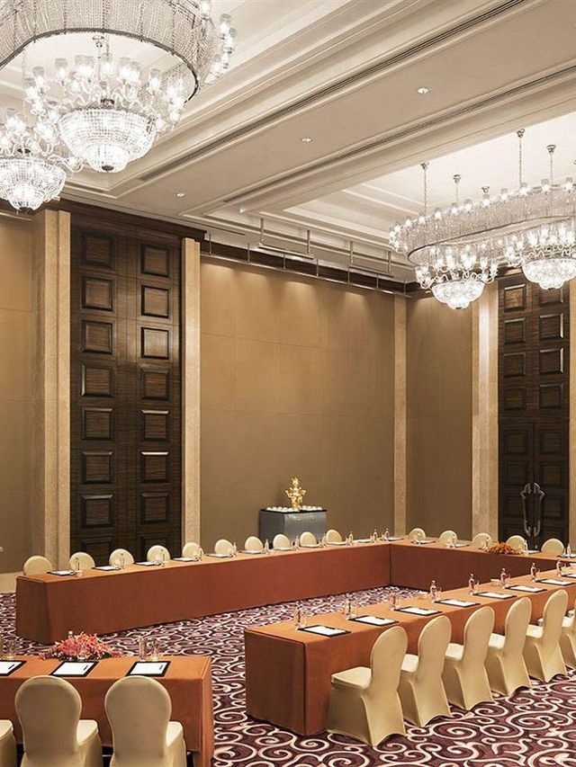 🌟 Mumbai Marvels: St. Regis' Luxe Comforts 🌟