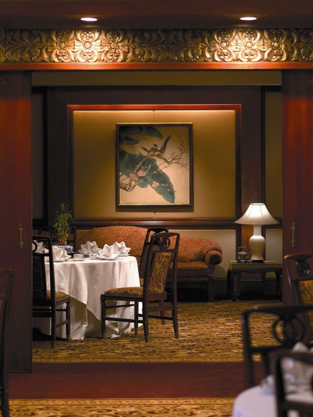 🌟 Surabaya's Shangri-La: Luxury & Delights Await! 🌟