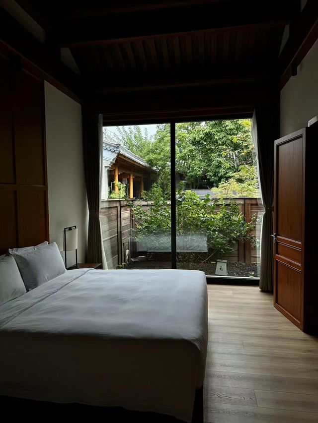 十一不出京！住進小眾避世私湯森林庭院…。