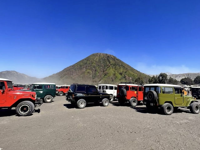 包車遊覽布羅莫火山，開啓探索之旅