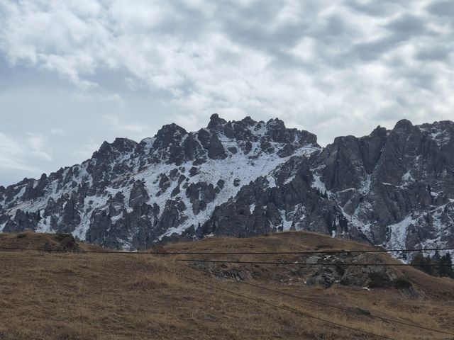 天山天池：登頂燈杆山，相望博格達峰。