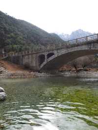 陽春四月去上山 徒步在玉龍雪山的路上。