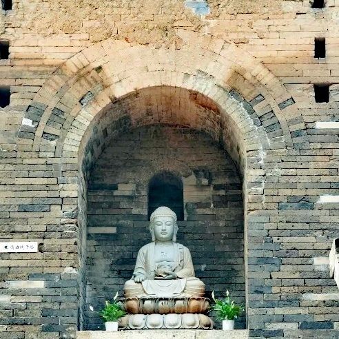 香積寺  不知香積寺，數里入雲峰。