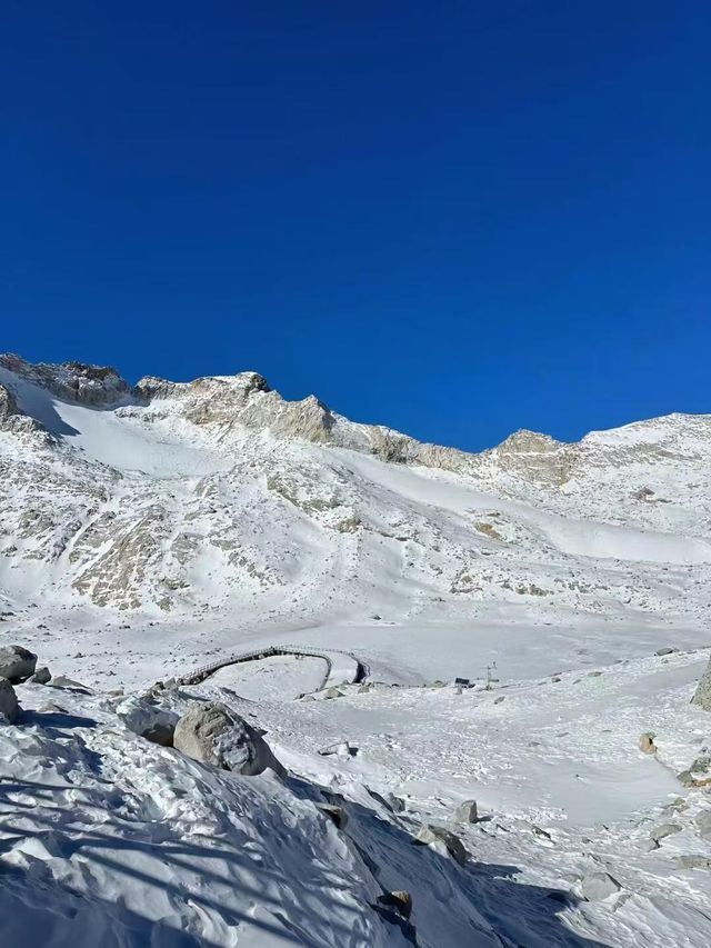 川西達古冰川，缺氧卻不缺信仰的地方。