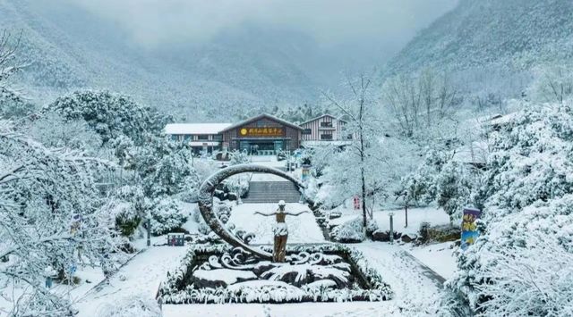 明月山滑雪登山，溫泉收尾超完美！
